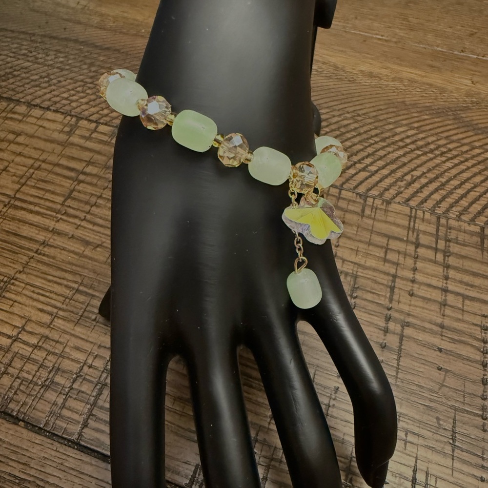 Elegant Green Beaded Bracelet